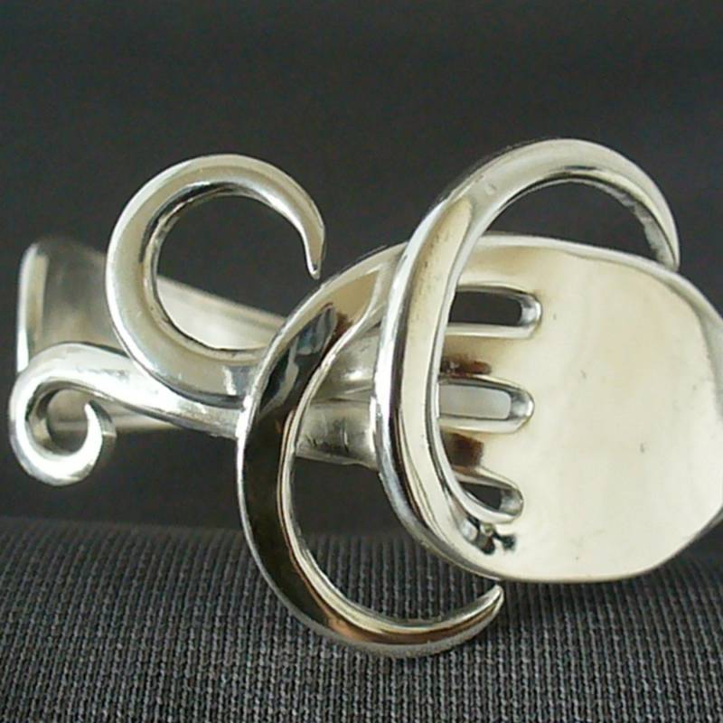 Antike Gabel Armband Eco Friendly Upcycled Löffel Silberware Schmuck Armreif Silber von Forkwhisperer