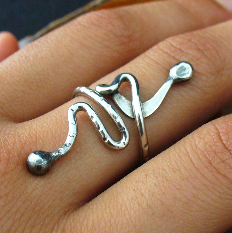 Einzigartige Silber Ring Für Frauen Handgemacht Wire Wrap Sterling Einstellbare Lange Statement Silver Draht Einzigartige Silber Ring Für Frauen Handgemacht Wire Wrap Sterling Einstellbare Lange Statement Silver Draht von Forkwhisperer