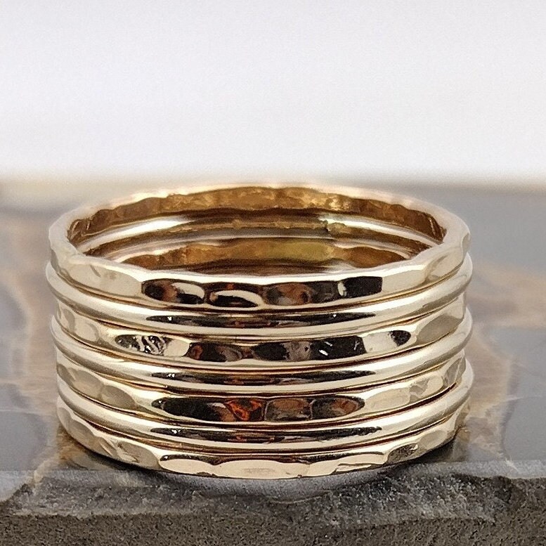 Gold Band Ring Stapeln Gehämmert Und Poliert Gemischt 7 Stacking Set von Forkwhisperer