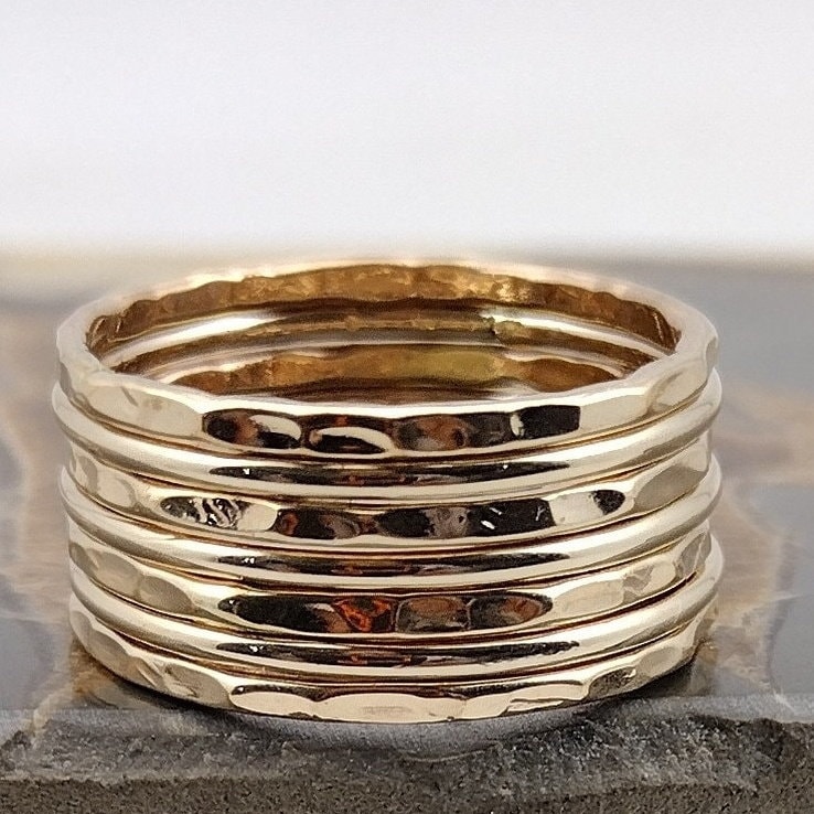 Gold Band Ring Stapeln Gehämmert Und Poliert Gemischt 7 Stacking Set von Forkwhisperer