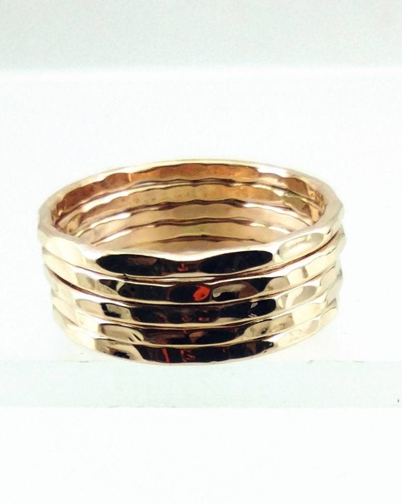 Gold Skinny Ring Set 5 Band Goldringe Gehämmerte Stapelring Von Goldene Ringe Geschenk Für Frauen Dünne Fünf von Forkwhisperer