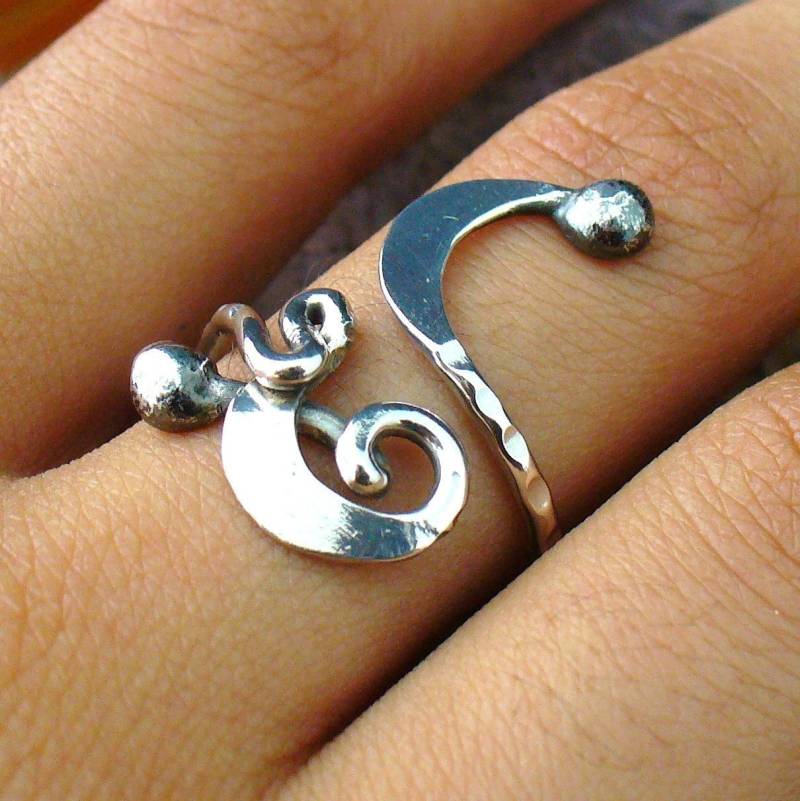 Oxidierter Sterling Silber Einstellbar Rustikaler Draht Ring Größe 5 Bis 11 von Forkwhisperer