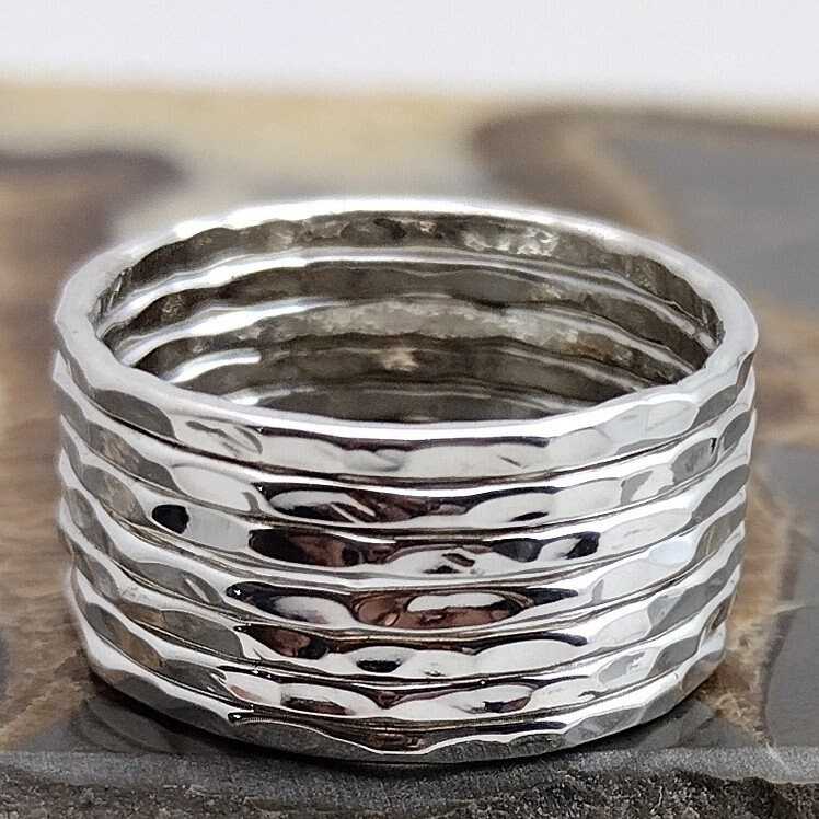 Silber Stapelring - Gehämmertes Sterling 7 Band Set von Forkwhisperer