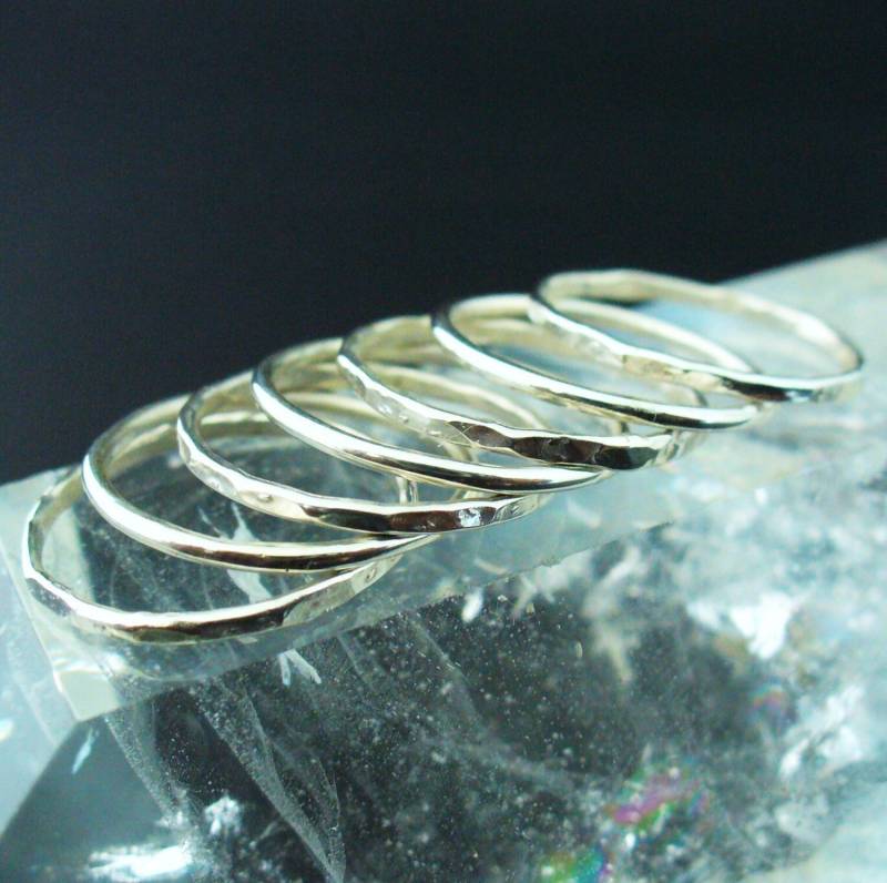 Sterling Stack Ring-Mixed Gehämmert & Glatt 7 Band Set Ring Mixed Ringset Stacking Silber Thumb von Forkwhisperer