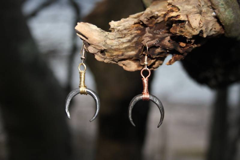 Ohrring in Mondsichelform, Handgeschmiedet Mit Drahtwicklung Aus Messing Oder Kupfer Ohrring in Mondsichelform, Handgeschmiedet Mit Drahtwicklung Aus Messing Oder Kupfer von FormWerkSchlicht