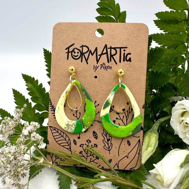 Emma 002 // Elegante, Handgefertigte, Grüne, Glitzernde Hängeohrringe in Tropfenform Aus Polymer Ton Und Vergoldeten Edelstahl Elementen Emma 002 // Elegante, Handgefertigte, Grüne, Glitzernde Hängeohrringe in Tropfenform Aus Polymer Ton Und Vergoldeten Edelstahl Elementen von Formartig