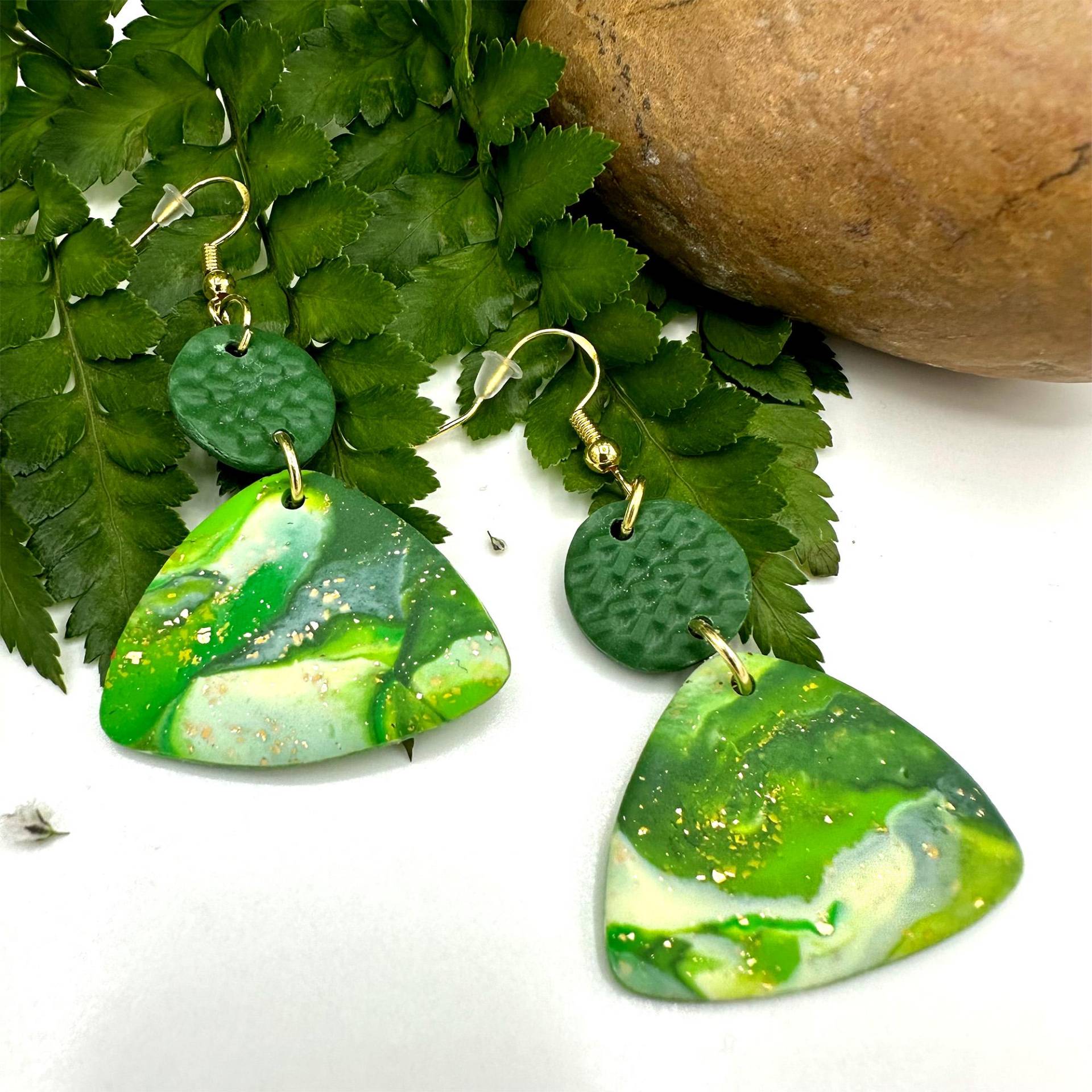 Emma 014 // Elegante, Handgefertigte, Grün Gemusterte, Glitzernde Hängeohrringe in Dreieck Form Aus Polymer Ton Und Vergoldeten Edelstahl Emma 014 // Elegante, Handgefertigte, Grün Gemusterte, Glitzernde Hängeohrringe in Dreieck Form Aus Polymer Ton Und Vergoldeten Edelstahl von Formartig