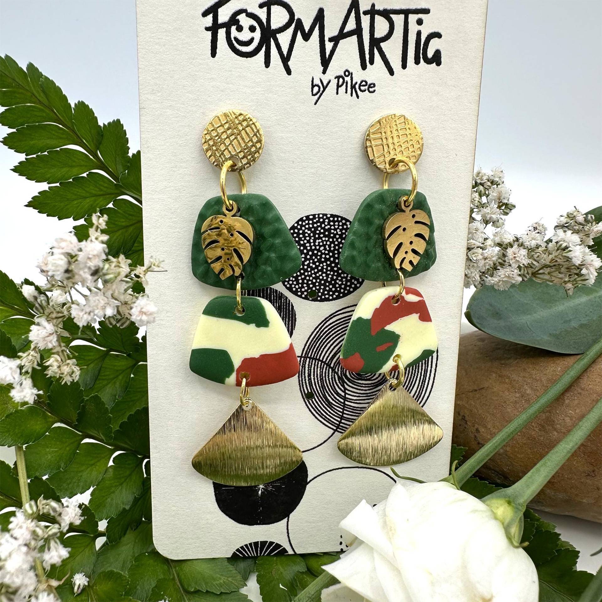 Farni_003 // Elegante, Handgefertigte, Dunkelgrüne Hängeohrringe Aus Polymer Ton Mit Relief + Vergoldeten Edelstahl Elementen Ohrstecker Farni_003 // Elegante, Handgefertigte, Dunkelgrüne Hängeohrringe Aus Polymer Ton Mit Relief + Vergoldeten Edelstahl Elementen Ohrstecker von Formartig