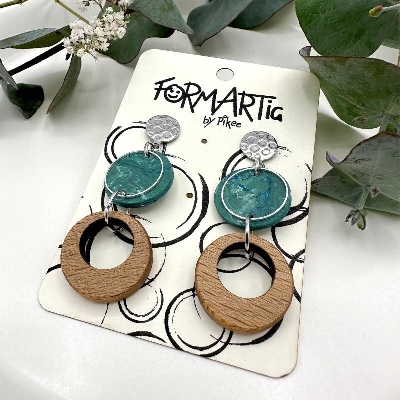 Gerda_002 // Elegante, Handgefertigte, Türkis Marmorierte Hängeohrringe Aus Polymer Ton, Eichenholz Und Edelstahl Ohrstecker von Formartig
