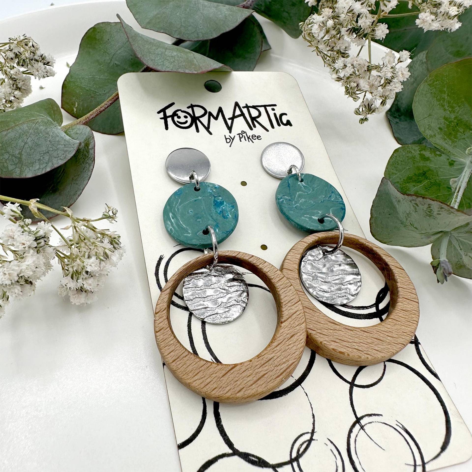 Gerda 003 // Elegante, Handgefertigte, Türkis Marmorierte Hängeohrringe Aus Polymer Ton, Eichenholz Und Edelstahl Ohrstecker Gerda 003 // Elegante, Handgefertigte, Türkis Marmorierte Hängeohrringe Aus Polymer Ton, Eichenholz Und Edelstahl Ohrstecker von Formartig