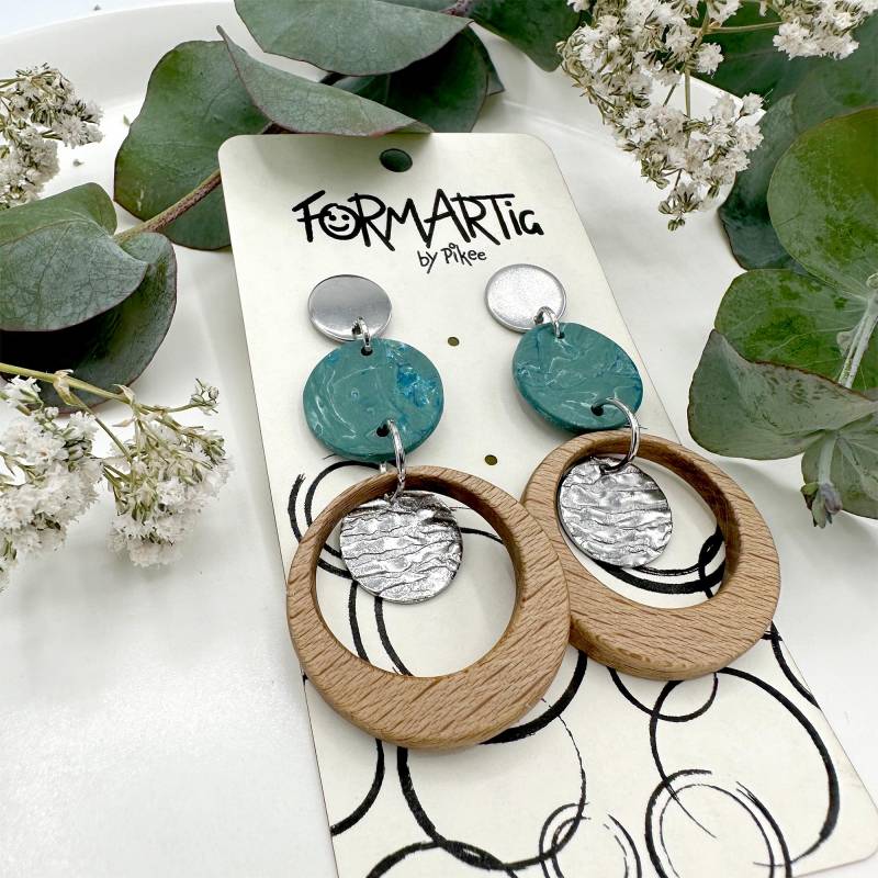 Gerda 003 // Elegante, Handgefertigte, Türkis Marmorierte Hängeohrringe Aus Polymer Ton, Eichenholz Und Edelstahl Ohrstecker von Formartig