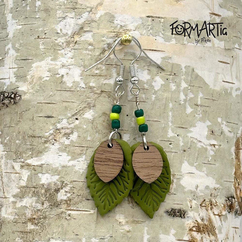 Leaf 001 // Handgemachter Hängeohrring in Blattform Kombinierte Materialien Fimo, Holz Furnier Und Perlen 35 Mm von Formartig