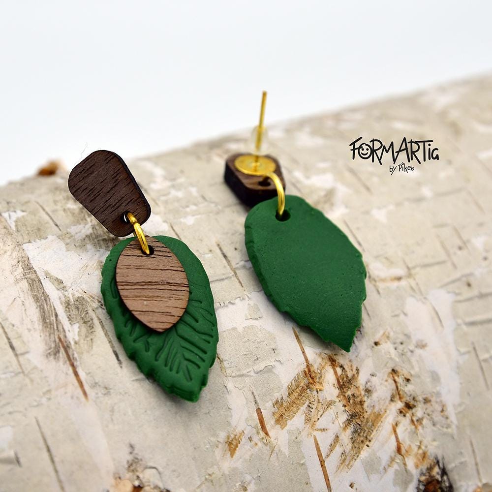 Leaf 002 // Handgemachter Hängeohrring in Blattform Kombinierte Materialien Fimo Und Holz Furnier Vergoldeter Ohrstecker 37 Mm von Formartig