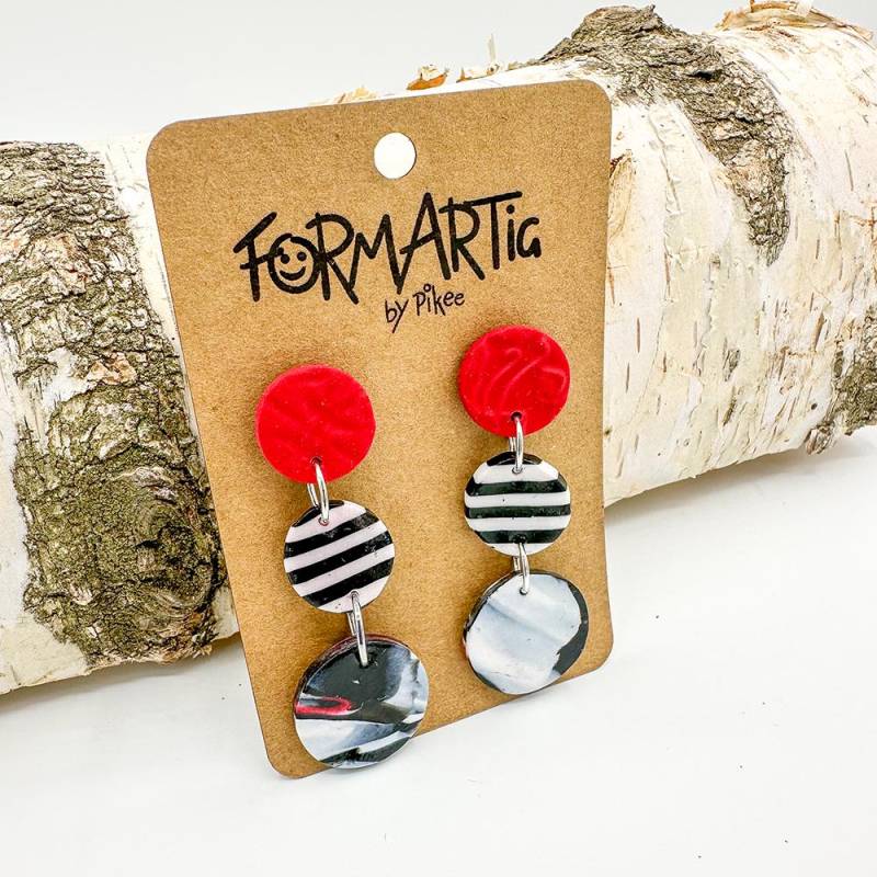 Marie 010 // Trendige Handgefertigte Fimo Hängeohrringe Mit Ohrstecker Schwarz-Rot-Weiß Edelstahl 3 Segmente von Formartig