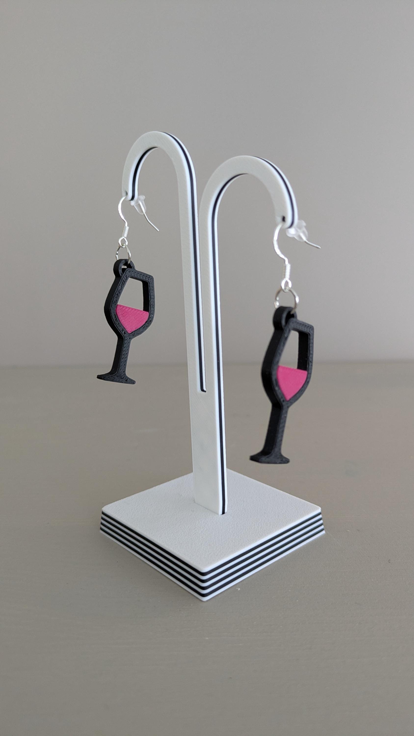 Weinglas-Ohrringe 3D-Gedruckt Geschenk Für Weinliebhaber Schmuck Fürs Weinfest Sterling Silber Leicht & Handmade Weinglas-Ohrringe 3D-Gedruckt Geschenk Für Weinliebhaber Schmuck Fürs Weinfest Sterling Silber Leicht & Handmade von Formenzauberhochdrei
