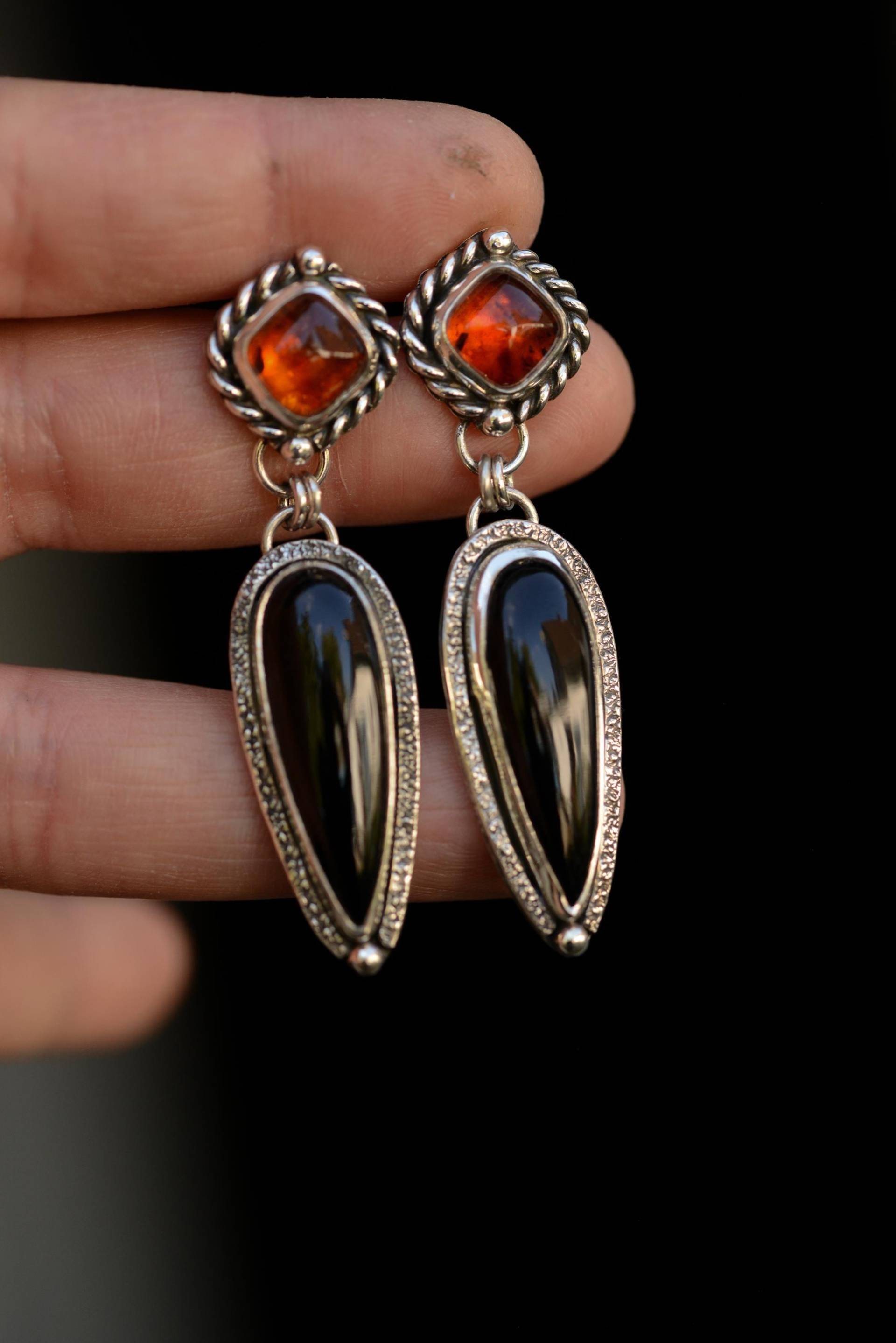 Aesthetic Earrings With Natural Amber & Onyx Gemstone. Handmade Silversmith Solid Silver Details. Handcrafted Formvollendung von Formvollendung