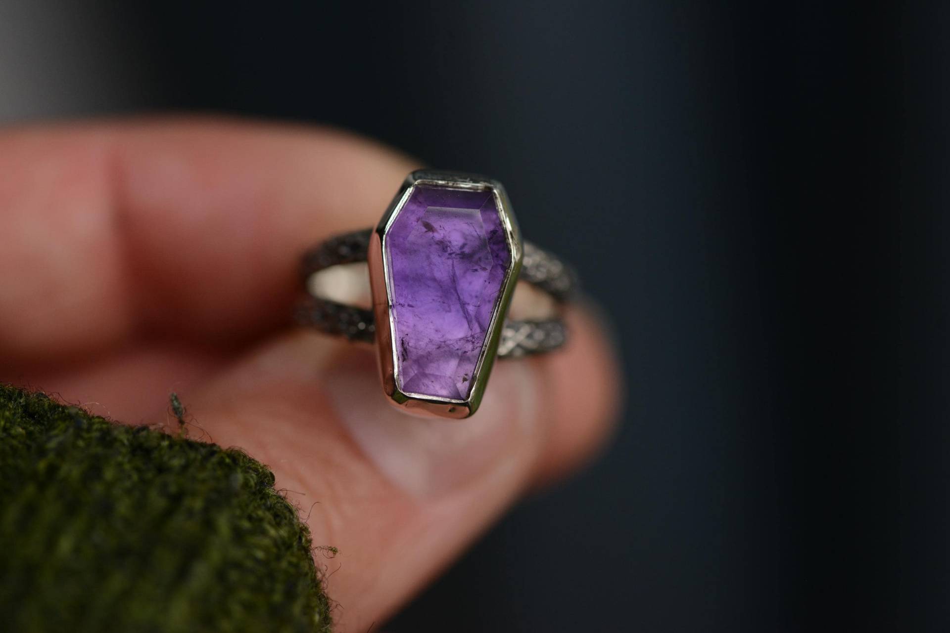 Amethyst Coffin Ring in Size 7.5 Us Handmade With Solid Sterling Silver 925, Unusual Made By Silversmith Oxidized Silver, Ooak von Formvollendung