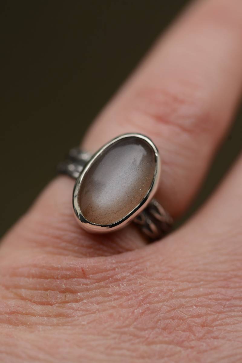Dainty Moonstone Ring in Size 6.5 Us Handcrafted With Wide Texture Ringband, Handmade Silver Sterling 925 Only von Formvollendung