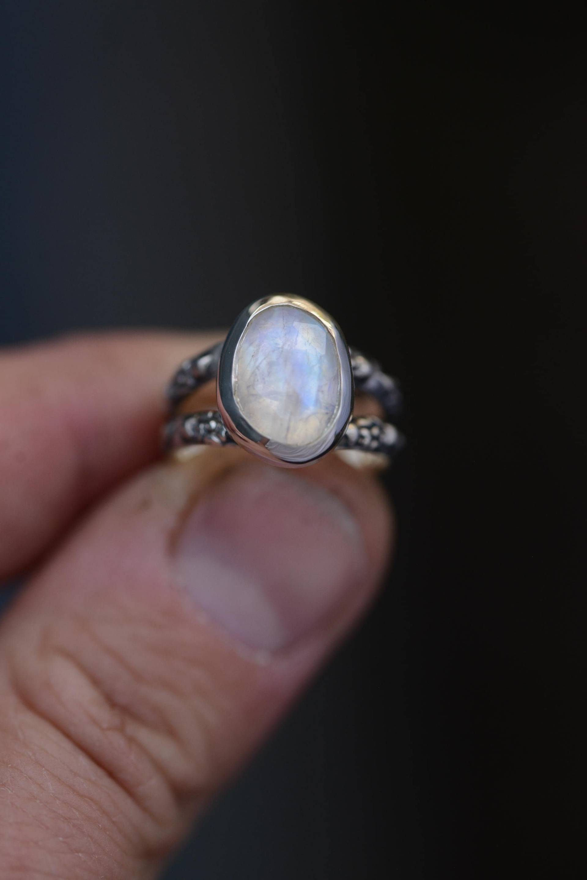 Dainty Moonstone Rings With Solid Textured Silver Ringbands. Handmade Silversmith For Everyday. Witchy Jewelry By Formvollendung Dainty Moonstone Rings With Solid Textured Silver Ringbands. Handmade Silversmith For Everyday. Witchy Jewelry By Formvollendung von Formvollendung