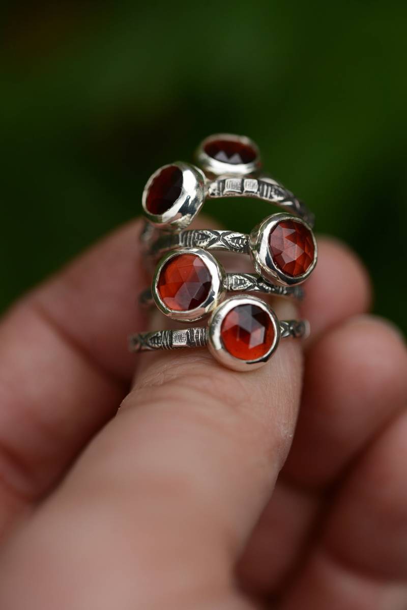 Handmade Raw Garnet Ring in Sterling Silver With Textured Band, Artisan Bohemian Jewelry von Formvollendung