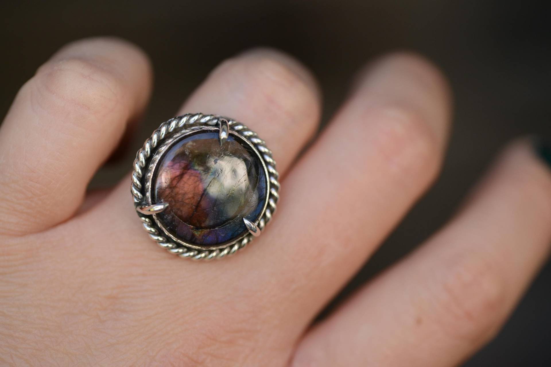 Labradorite Ring in Size 9 Us Handmade With Solid Textured Double Bands. Witchy Jewellery Handcrafted By Metalsmith . Formvollendung von Formvollendung