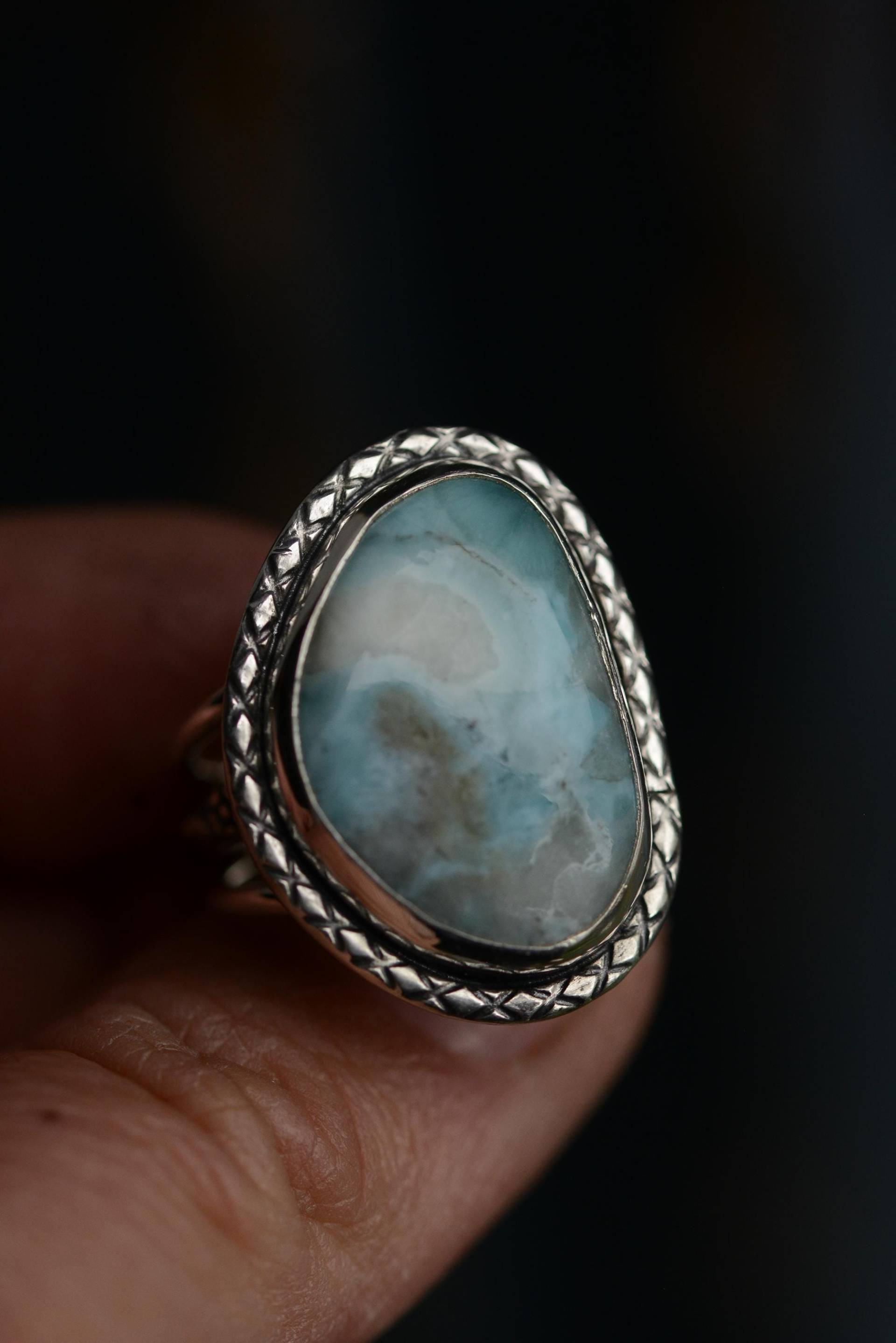 Larimar Sterling Silver Ring in Size 8 Us With A Wide Ringband, Silversmith Natural Gemstone & Oxidized By Formvollendung Larimar Sterling Silver Ring in Size 8 Us With A Wide Ringband, Silversmith Natural Gemstone & Oxidized By Formvollendung von Formvollendung