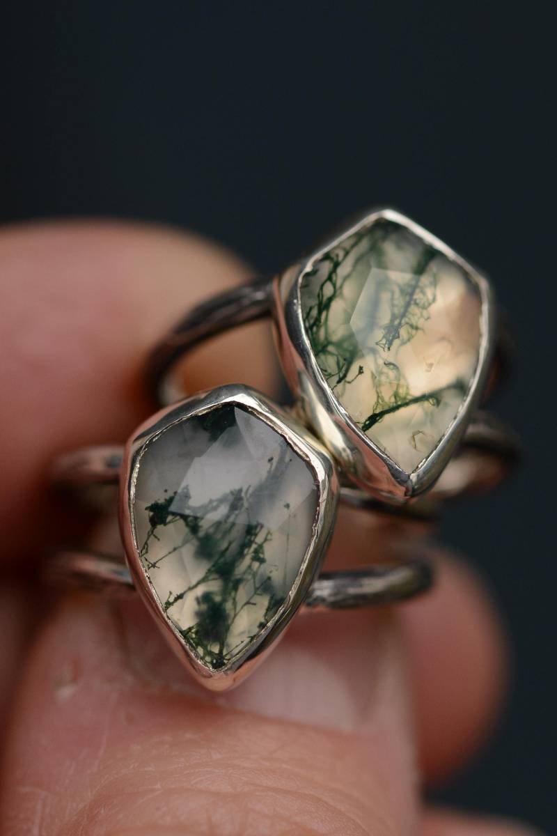 Moss Agate Ring Handmade With Hammered Ringband, Oxidized Silver Jewelry Handcrafted By Formvollendung von Formvollendung