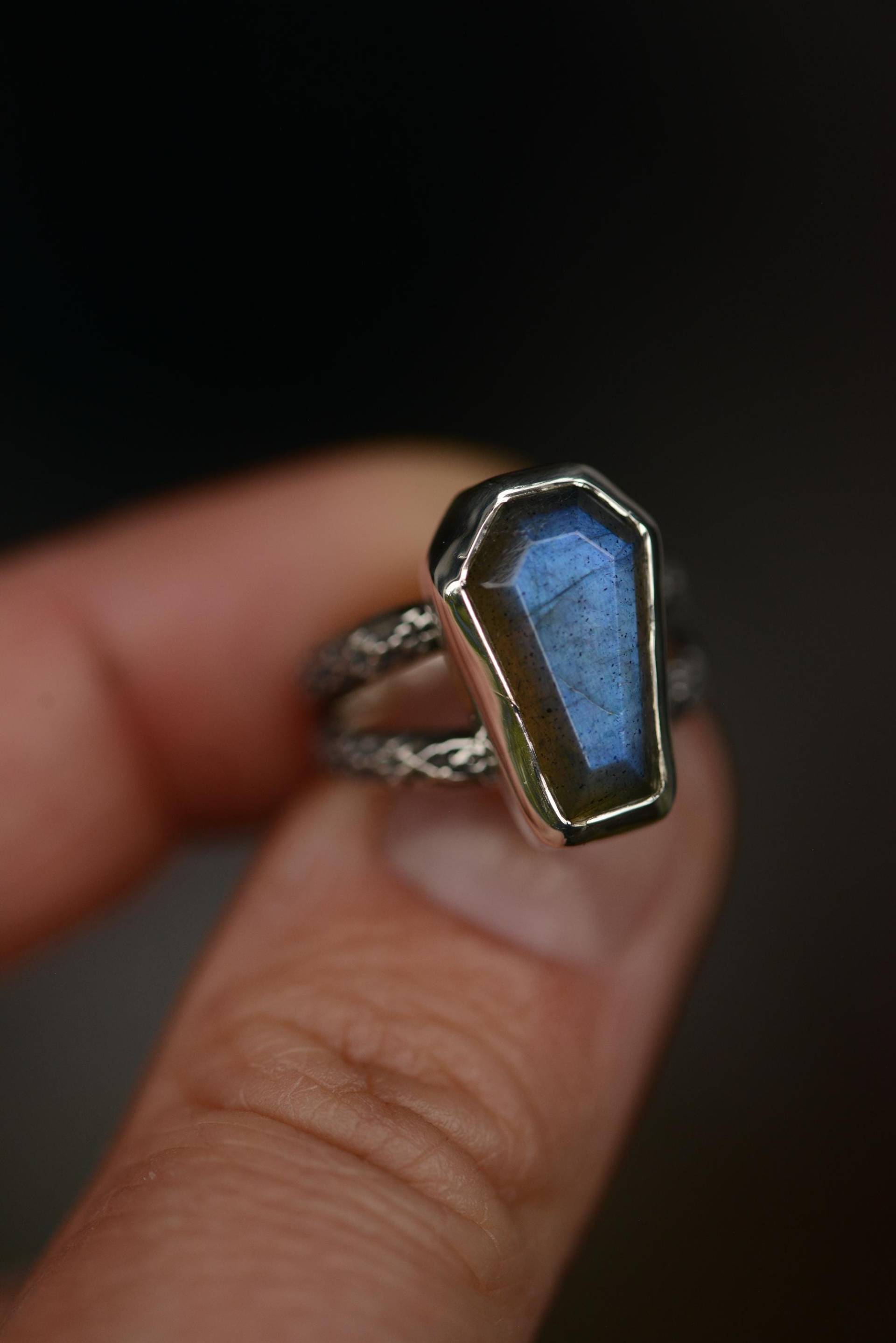 Natural Labradorite Ring With Coffin Shape in Size 5.5 Us Handmade Solid Sterling Silver 925, Unusual Made By Silversmith von Formvollendung