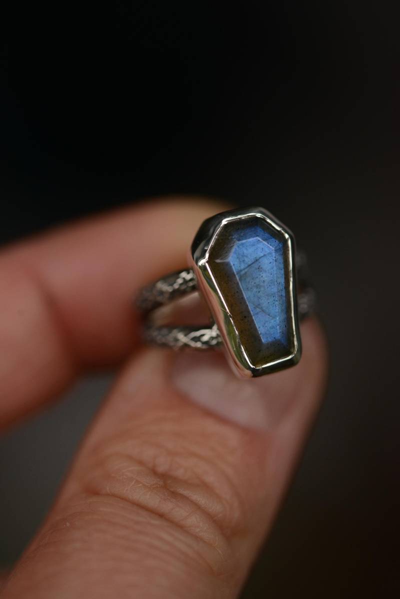 Natural Labradorite Ring With Coffin Shape in Size 5.5 Us Handmade Solid Sterling Silver 925, Unusual Made By Silversmith von Formvollendung