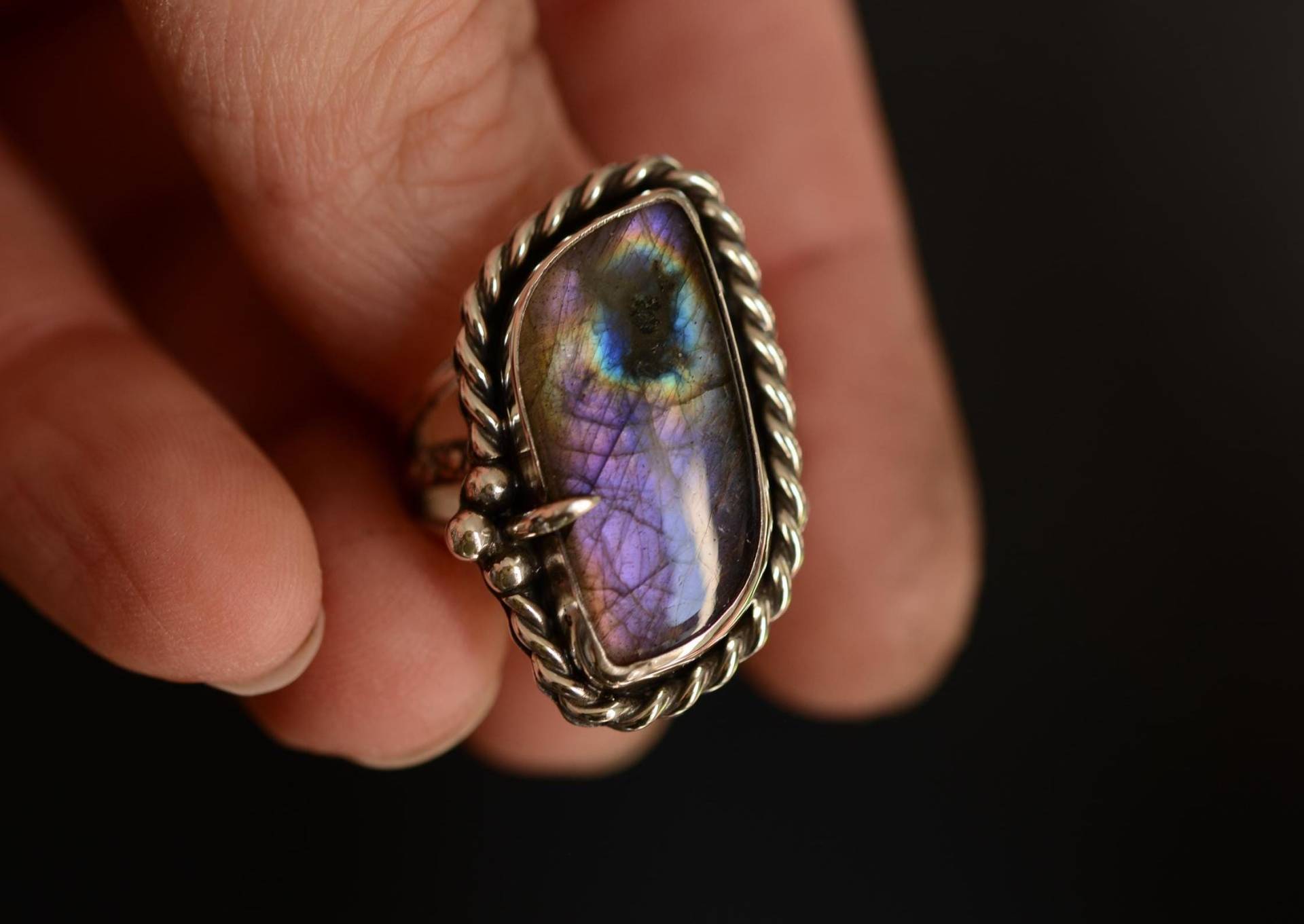 Natural Labradorite Ring in Size 8.5 Us . Handcrafted Purple Gemstone Silver With Texture. Oxidized By Formvollendung Natural Labradorite Ring in Size 8.5 Us . Handcrafted Purple Gemstone Silver With Texture. Oxidized By Formvollendung von Formvollendung