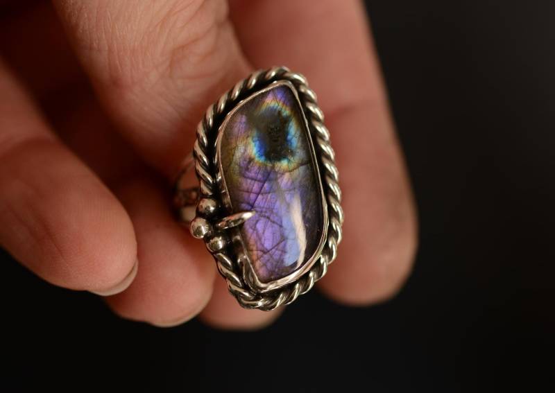 Natural Labradorite Ring in Size 8.5 Us . Handcrafted Purple Gemstone Silver With Texture. Oxidized By Formvollendung von Formvollendung