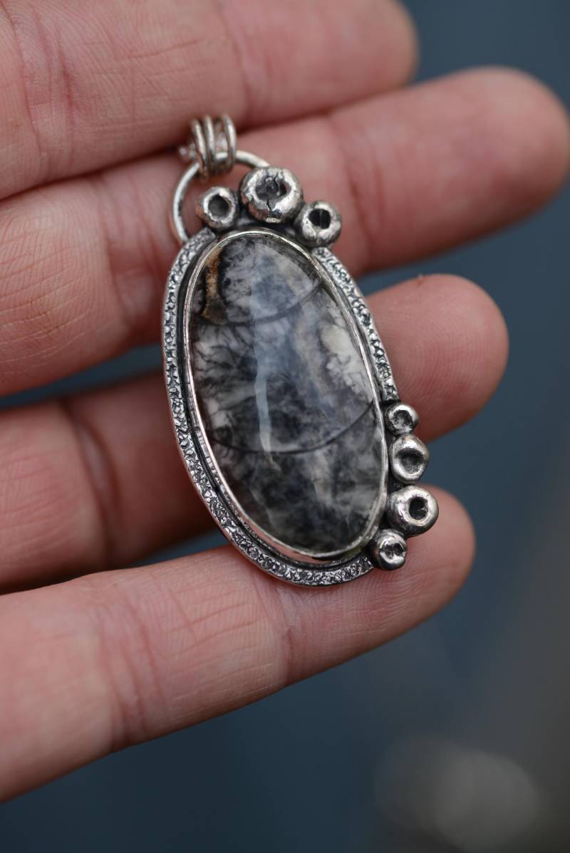 Orthoceras Necklace Handmade With Solid Sterling Silver Details, Artisan Fine Jewelry Made By Silversmith Formvollendung von Formvollendung