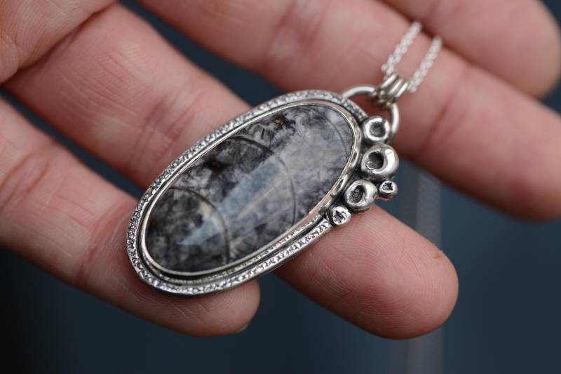 Orthoceras Necklace Handmade With Solid Sterling Silver Details, Artisan Fine Jewelry Made By Silversmith Formvollendung von Formvollendung