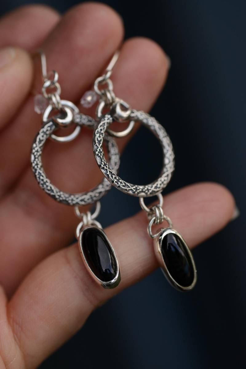 Oxidized Sterling Silver Earrings With Natural Black Onyx Gemstones, Goth Crescent Moons Made By Silversmith Formvollendung von Formvollendung