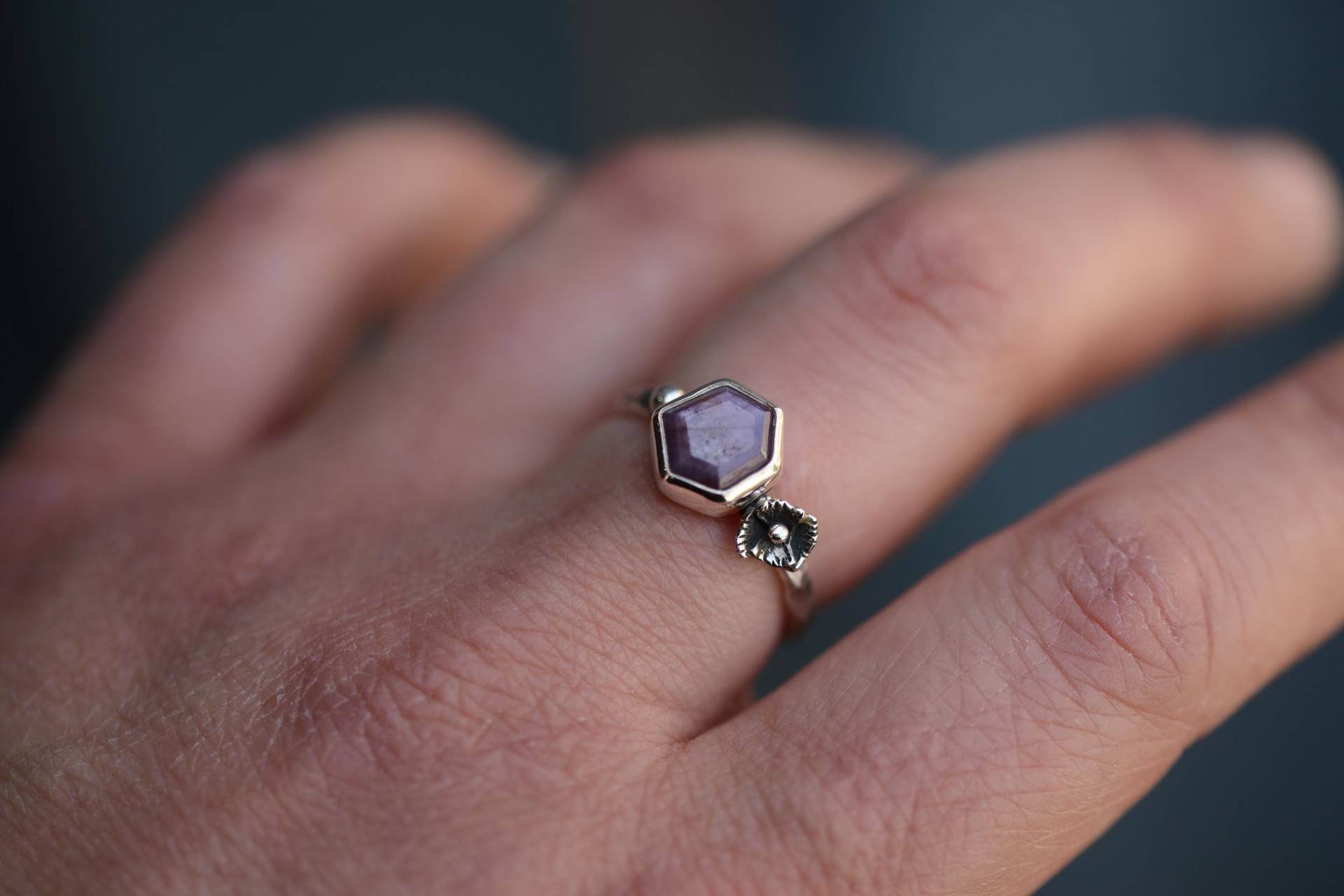 Pink Ruby Ring With Handcafted Poppy Flower. Silversmith Unique Shaped Gemstone. Oxidized Silver Jewelry By Formvollendung Pink Ruby Ring With Handcafted Poppy Flower. Silversmith Unique Shaped Gemstone. Oxidized Silver Jewelry By Formvollendung von Formvollendung