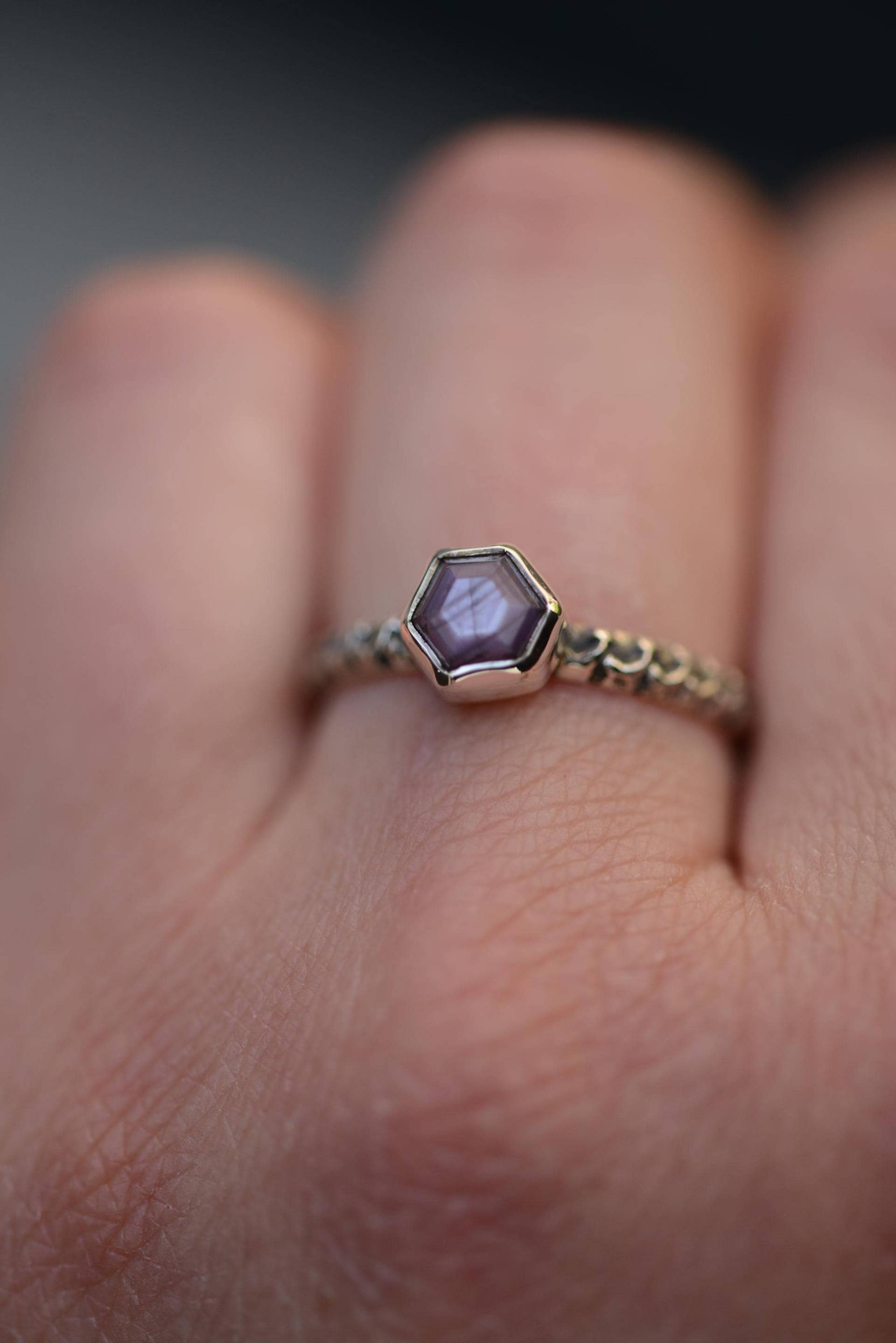 Pink Ruby Ring With Textured Band. Silversmith Unique Shaped Gemstone. Oxidized Silver Jewelry By Formvollendung Pink Ruby Ring With Textured Band. Silversmith Unique Shaped Gemstone. Oxidized Silver Jewelry By Formvollendung von Formvollendung