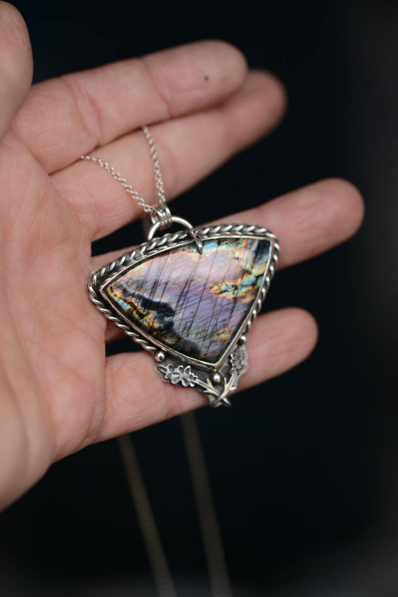 Purple Labradorite Necklace With Lavender Details, Handmade Statement Pendant Oxidized Silver By Silversmith Formvollendung von Formvollendung