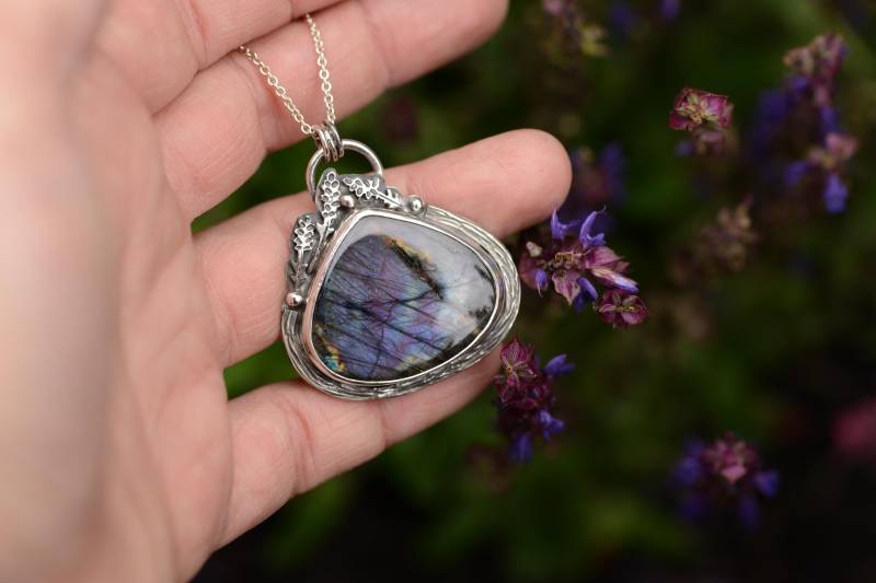Purple Labradorite Necklace With Lavender Details, Handmade Statement Pendant Oxidized Silver By Silversmith Formvollendung von Formvollendung