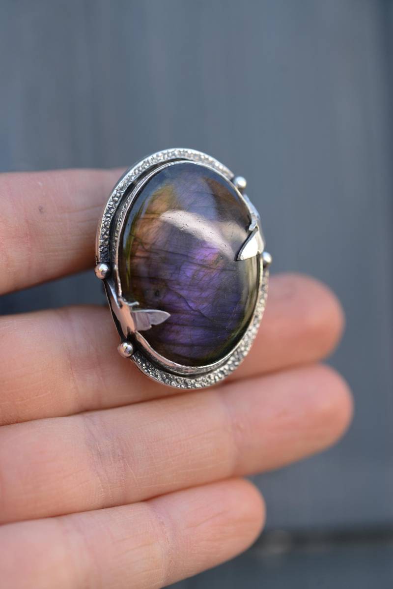 Purple Labradorite Ring in Size 8 With Tiny Moths. Moth Handmade Oxidized Silver, Artisan By Silversmith Formvollendung von Formvollendung