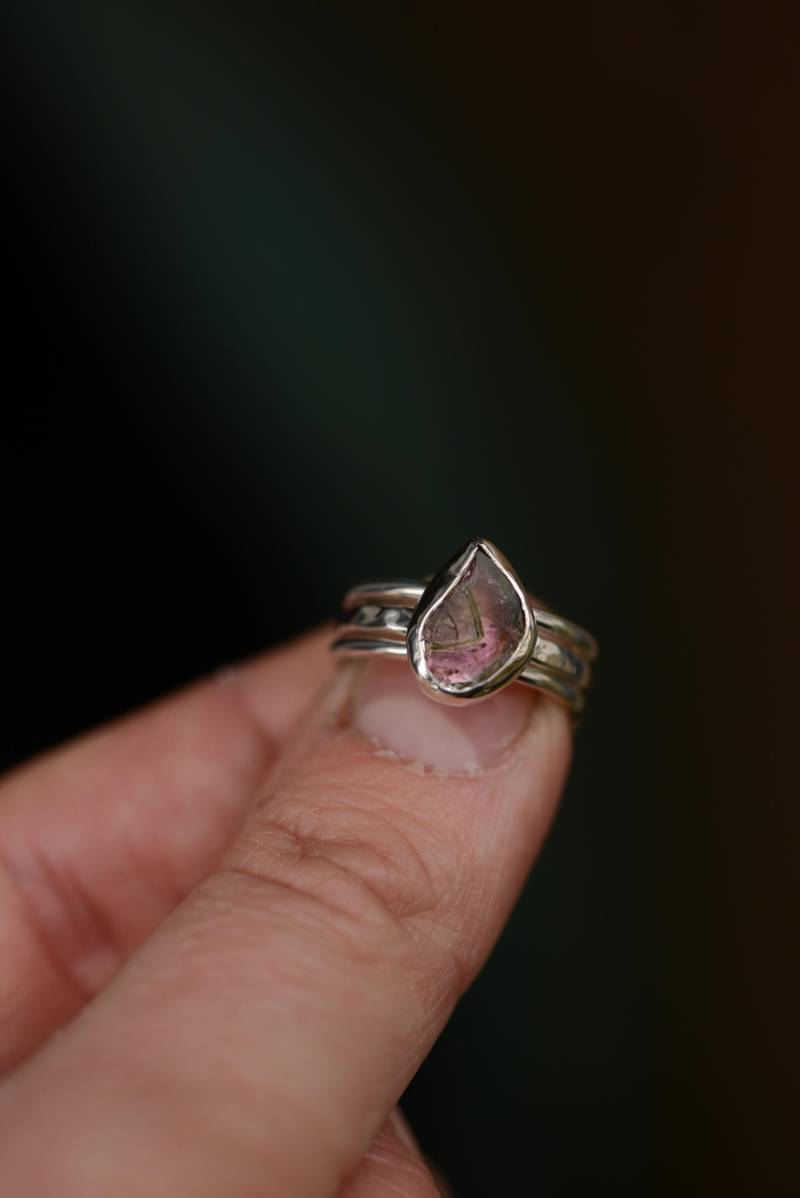 Raw Tourmaline Ring With Textured Silver Band Size 5.5 Us , Bezel Set Gemstone, Oxidized Jewelry, Formvollendung von Formvollendung