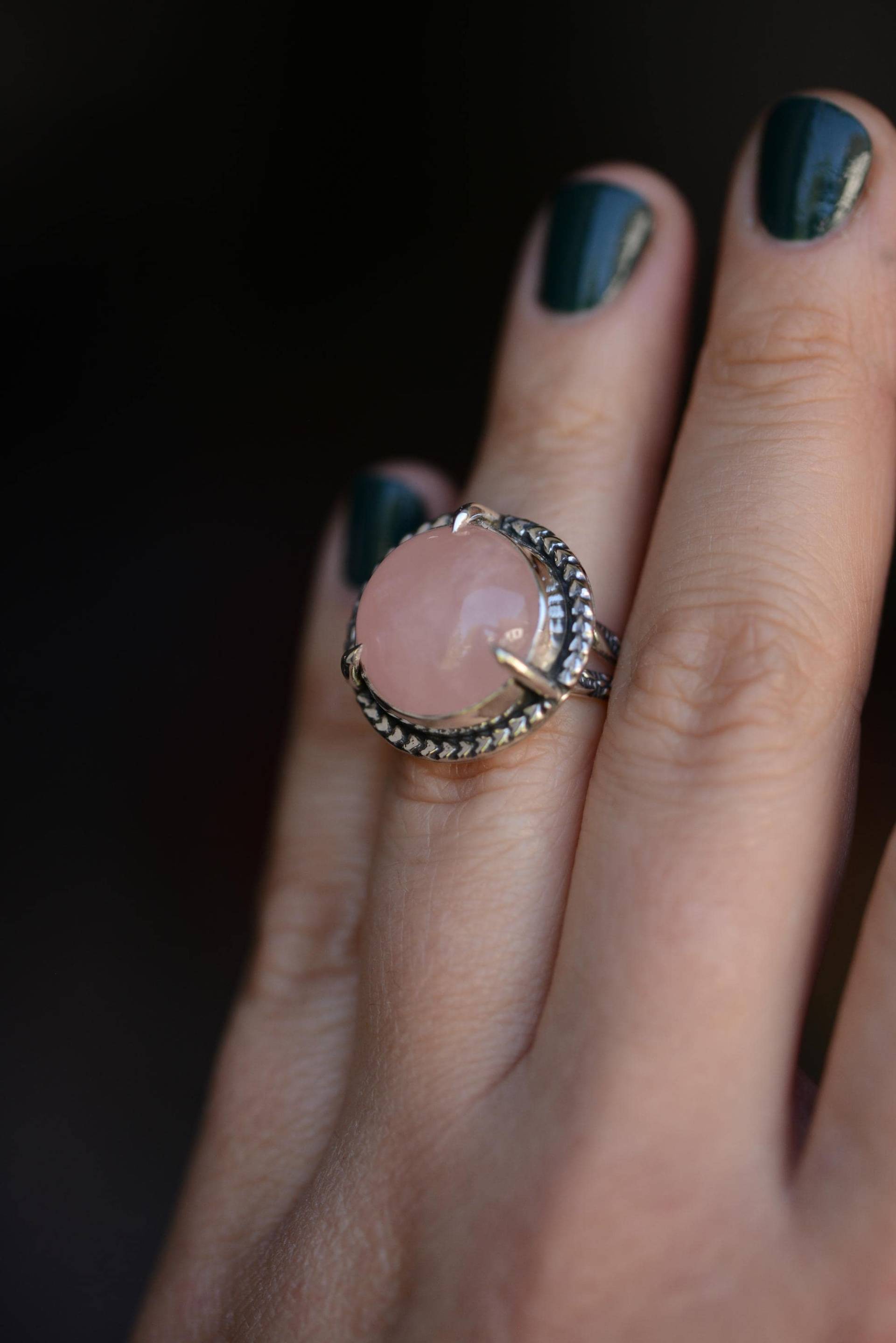 Rose Quartz Ring in Size 7 Us Handmade With Solid Textured Double Bands. Witchy Jewellery Handcrafted By Metalsmith . Formvollendung von Formvollendung