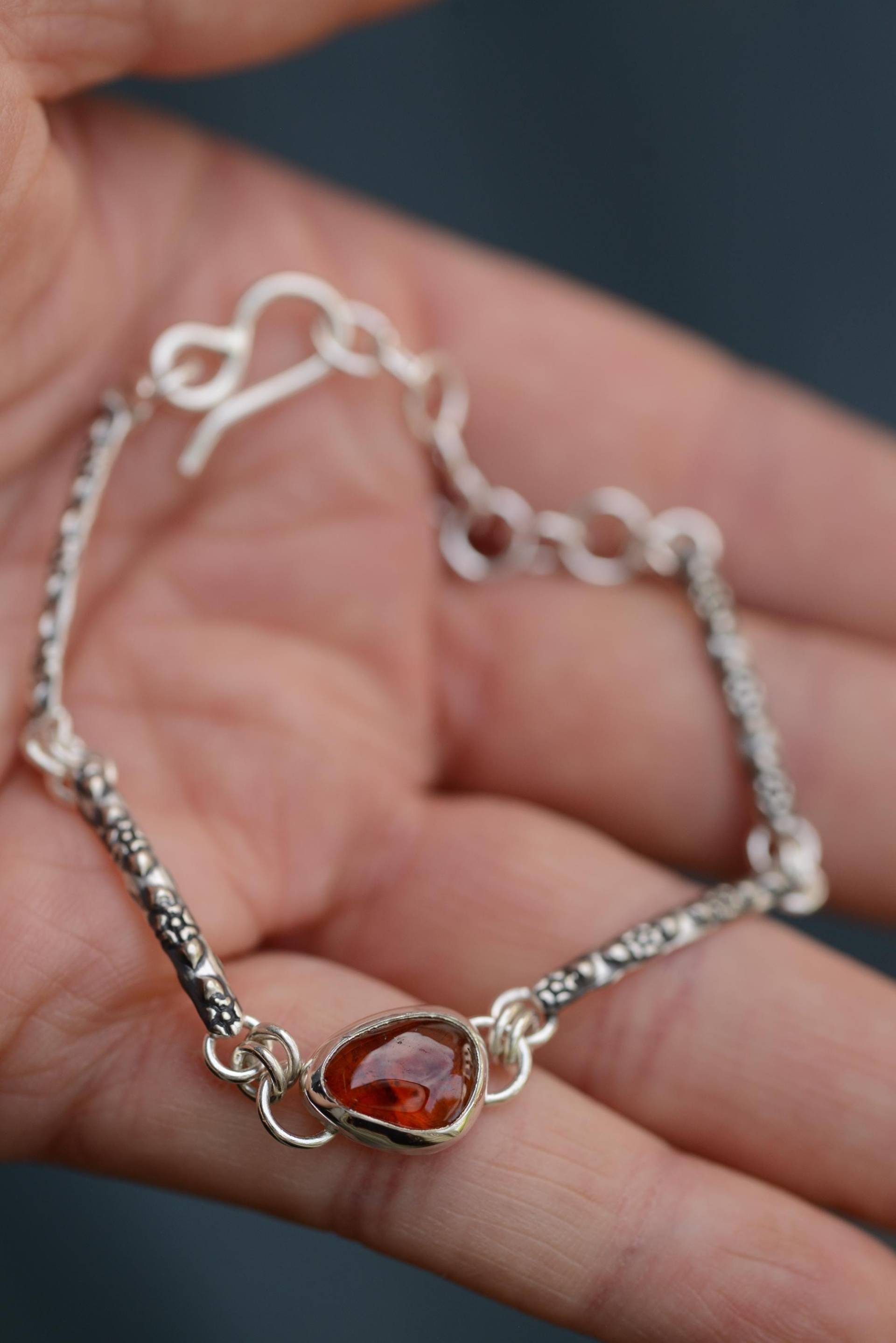 Silversmith Bracelet With Flower Texture & A Natural Red Garnet Gemstone, Handmade Oxidized Silver By Formvollendung Silversmith Bracelet With Flower Texture & A Natural Red Garnet Gemstone, Handmade Oxidized Silver By Formvollendung von Formvollendung