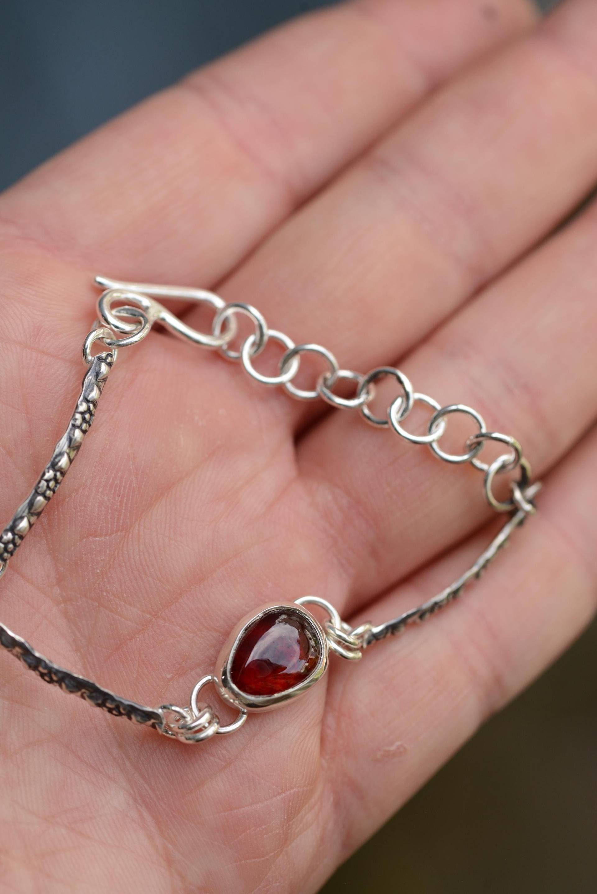 Silversmith Bracelet With Flower Texture & A Natural Red Garnet Gemstone, Handmade Oxidized Silver By Formvollendung Silversmith Bracelet With Flower Texture & A Natural Red Garnet Gemstone, Handmade Oxidized Silver By Formvollendung von Formvollendung