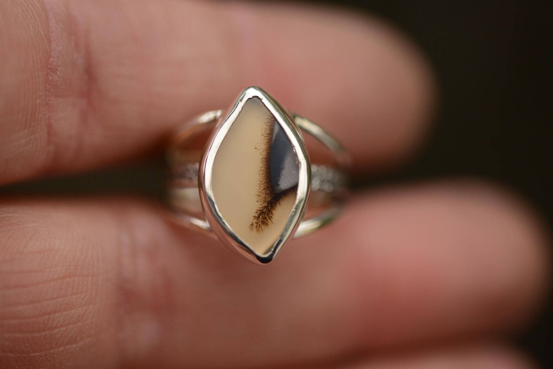 Textured Silver Ring in Size 5.5 With A Montana Agate Gemstone, Handmade Silversmith Oxidized Sterling 925, Formvollendung von Formvollendung