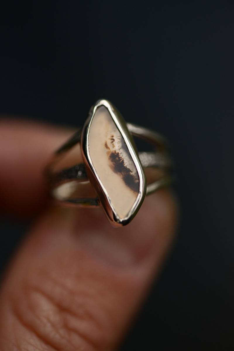 Textured Silver Ring in Size 7 With A Montana Agate Gemstone, Handmade Silversmith Oxidized Sterling 925, By Formvollendung von Formvollendung