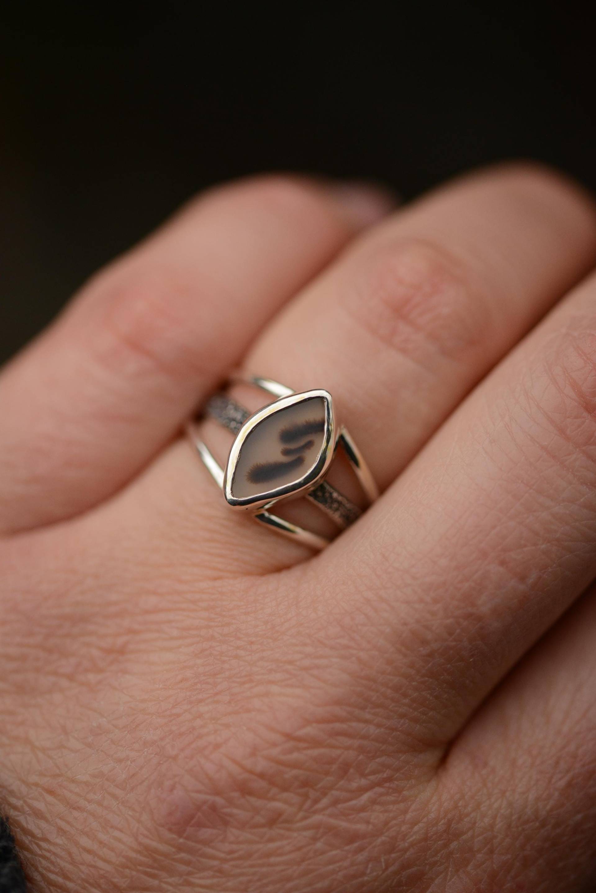 Textured Silver Ring in Size 8 With A Montana Agate Gemstone, Handmade Silversmith Oxidized Sterling 925, Formvollendung von Formvollendung