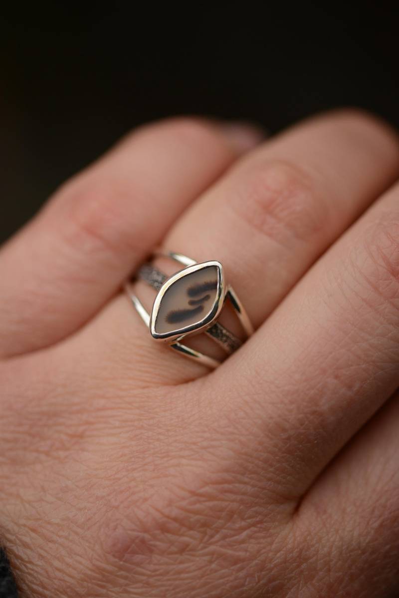 Textured Silver Ring in Size 8 With A Montana Agate Gemstone, Handmade Silversmith Oxidized Sterling 925, Formvollendung von Formvollendung