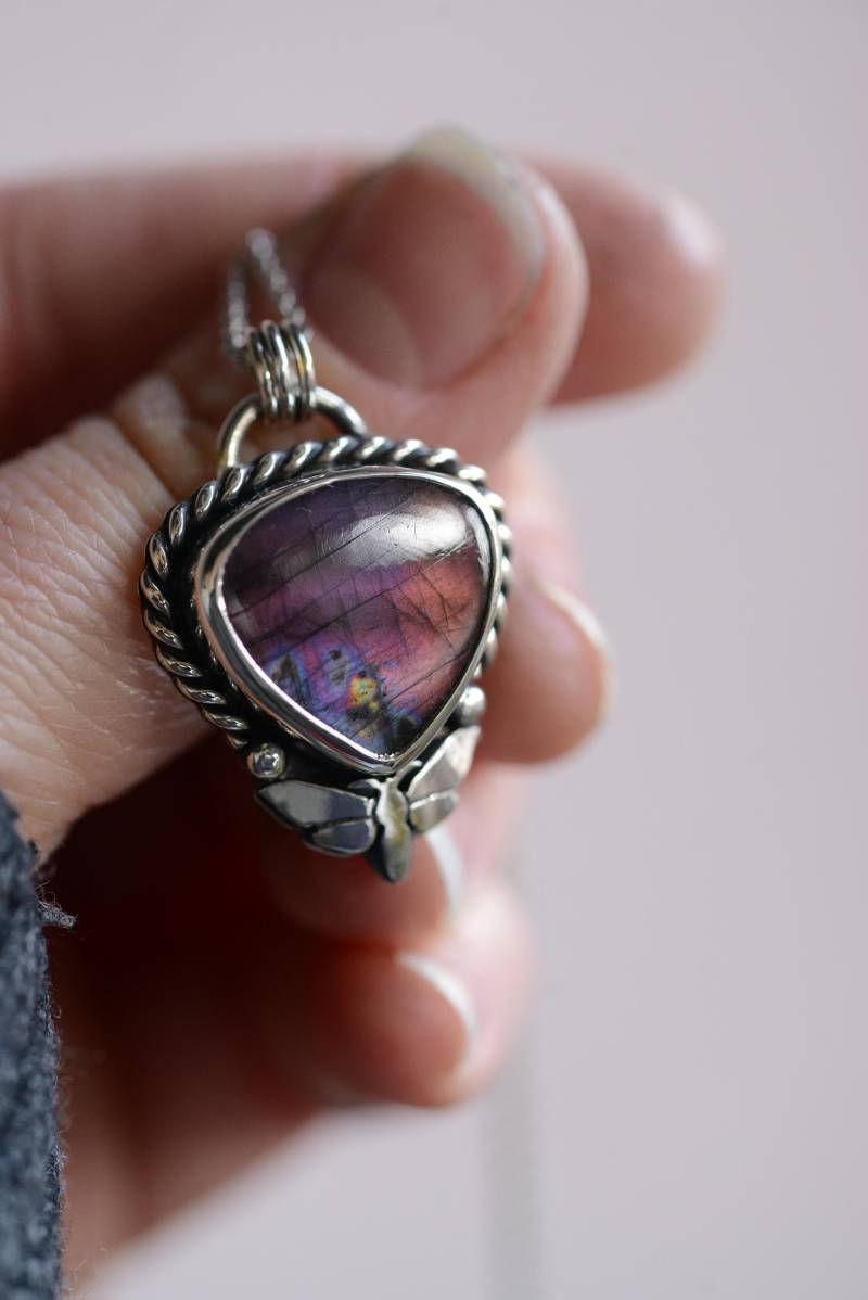 Witchy Labradorite Necklace With Alittle Moth. Pendant Made Oxidized Silver By Silversmith Formvollendung von Formvollendung