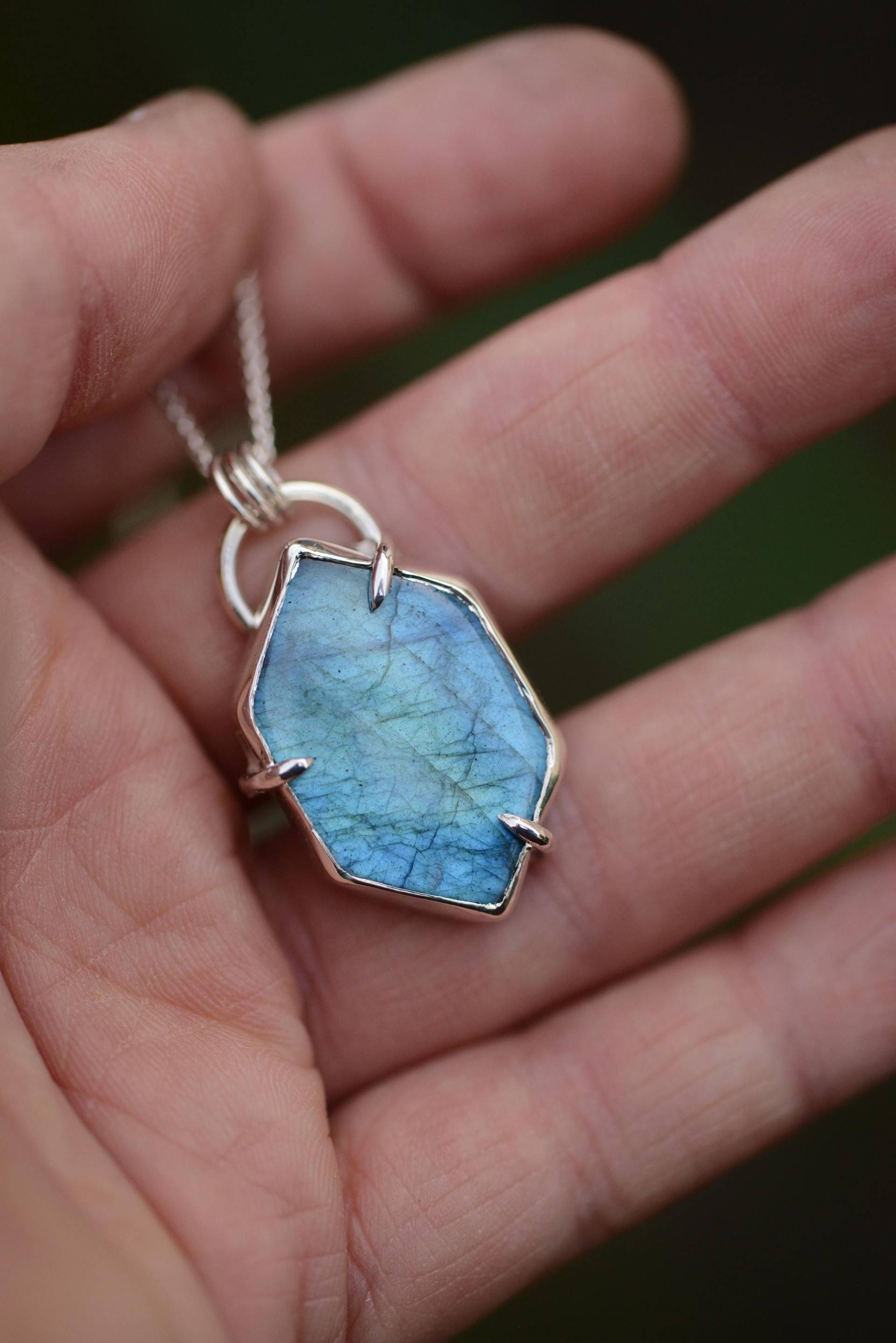 Witchy Labradorite Necklace With Hexagon Shaped Stone & Prong Setting. Pendant Made Oxidized Silver By Silversmith Formvollendung von Formvollendung