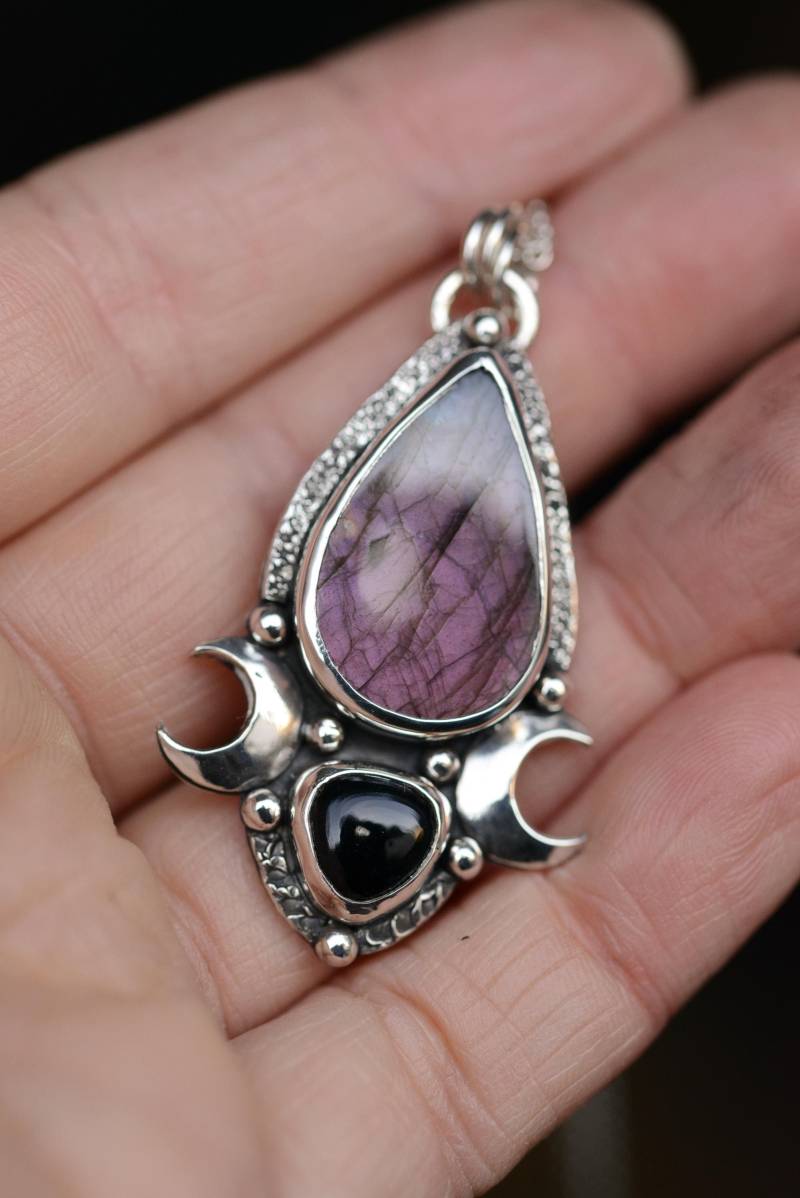 Witchy Labradorite Necklace With Little Moth Details. Pendant Made Oxidized Silver By Silversmith Formvollendung von Formvollendung
